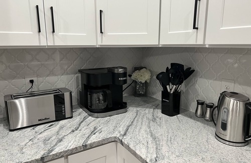 Lupton City Casa | 10 mins to Downtown Lux House, Hot Tub, Pet Friendly, Fenced Back Yard