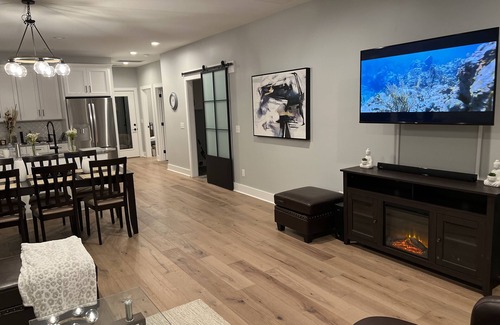 Lupton City Casa | 10 mins to Downtown Lux House, Hot Tub, Pet Friendly, Fenced Back Yard