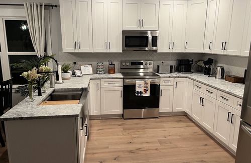 Lupton City Casa | 10 mins to Downtown Lux House, Hot Tub, Pet Friendly, Fenced Back Yard