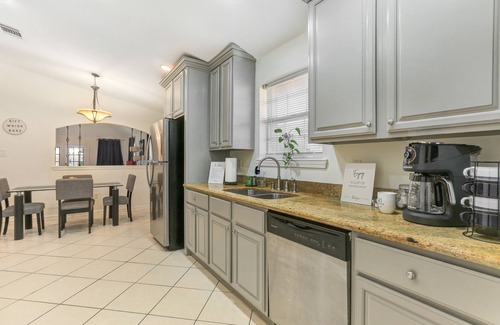 Little Woods Casa | 10 minutes from Downtown! Cozy Family Home with Pool