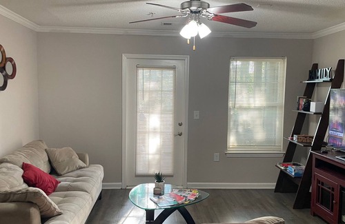 East Side Apartamento | 10 Minutes From Downtown--Museums, parks, food, memories--receive a welcome gift
