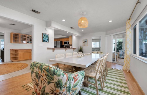 Greater Pinellas Point Casa | 10 minutes to beach & downtown, hot tub, quiet neighborhood!