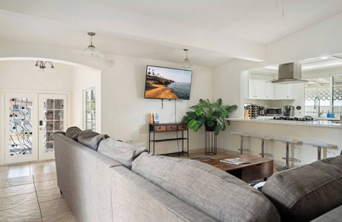 Central Escondido Casa | 10 minutes to Safari Family Vacation with Backyard Games. Pet-Friendly