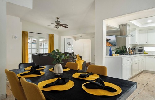 Central Escondido Casa | 10 minutes to Safari Family Vacation with Backyard Games. Pet-Friendly