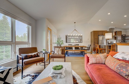 Big Sky Condominio | Hot Tub & Sauna, Amazing Views, Close to Town Center and Ski Resort!