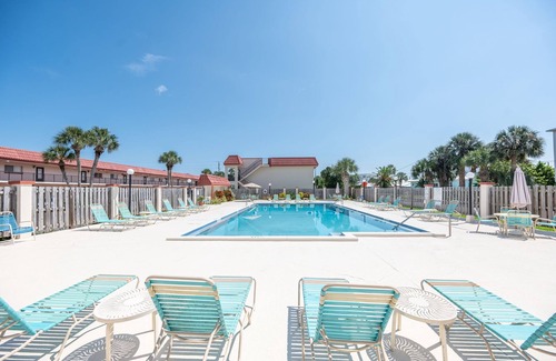 Crescent Beach Condominio | 10% OFF! Coastal 2BR Condo – Steps to Beach