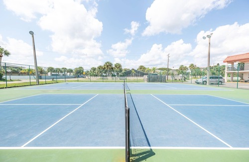 Crescent Beach Condominio | 10% OFF! Coastal 2BR Condo – Steps to Beach