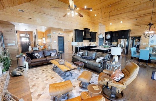 Bremen Casa | 10% Savings - No steps to lake! Fiber Internet! Luxury Lake Home, Big Water!