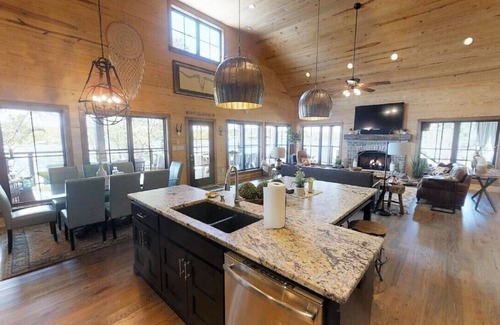 Bremen Casa | 10% Savings - No steps to lake! Fiber Internet! Luxury Lake Home, Big Water!