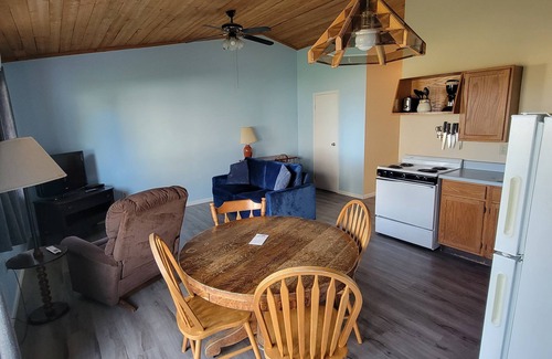 Northeastern Michigan Complejo | #10 Thomas' Parkside Cottages, 1 BR Lake Huron walk out, downtown Oscoda