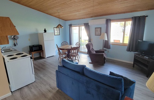 Northeastern Michigan Complejo | #10 Thomas' Parkside Cottages, 1 BR Lake Huron walk out, downtown Oscoda