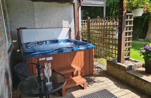 St. Ann's Chapel Casa | 10, Valley View Lodge, A beautiful 3 bedroom lodge with private Hot Tub and use of all onsite leisure facilities including fitness suite, indoor and outdoor pools set in the heart of the Tamar Valley
