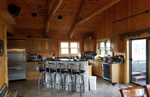 Delton Cabina | 35 Acre Pure Michigan Retreat - Vistas increíbles / Bañera de hidromasaje / Saunas húmedas y secas / Chimeneas.