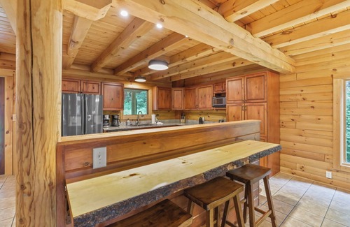Carbon Hill Cabina | Cozy 4 Bedroom Cabin w/ Hot Tub — great for kids!
