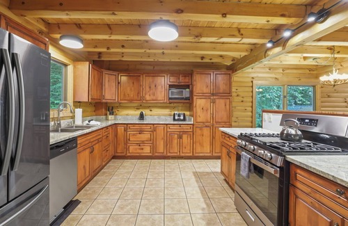 Carbon Hill Cabina | Cozy 4 Bedroom Cabin w/ Hot Tub — great for kids!