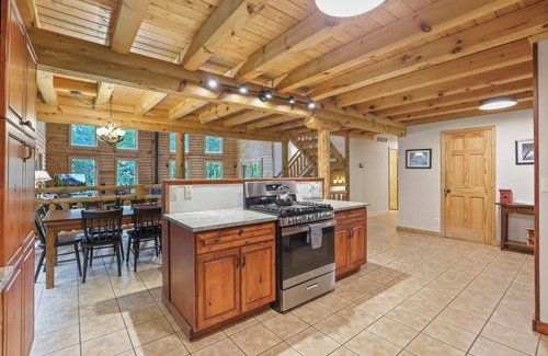 Carbon Hill Cabina | Cozy 4 Bedroom Cabin w/ Hot Tub — great for kids!