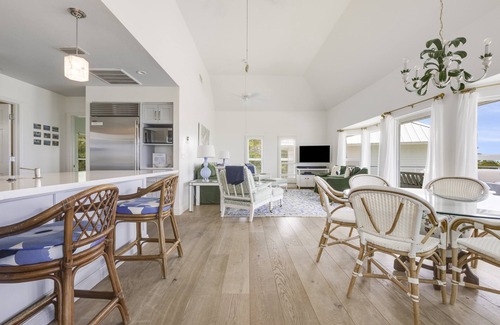 Wulfert Casa | No te pierdas este hermoso condominio frente al golfo recién remodelado. Mire las olas desde su lanai proyectada, sienta la brisa tropical, escuche las olas y vea cómo juegan las aves marinas. Esta excepcional kitch.