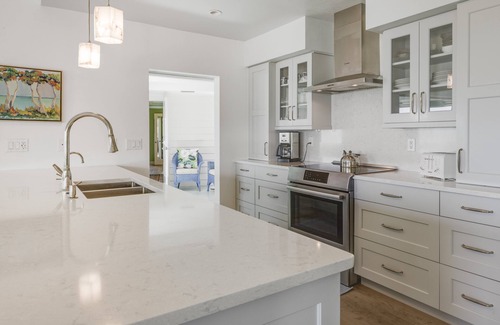 Wulfert Casa | No te pierdas este hermoso condominio frente al golfo recién remodelado. Mire las olas desde su lanai proyectada, sienta la brisa tropical, escuche las olas y vea cómo juegan las aves marinas. Esta excepcional kitch.
