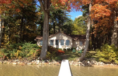 Bear Lake Cabaña | 100 'Prime Lakefront - casa remodelada w / muelle, barcos (fondo arenoso del lago)