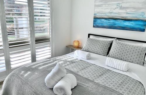 Surfside Casa | 100m to Beach&Shop Spacious Pristine One Story Family Home
