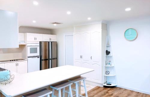 Surfside Casa | 100m to Beach&Shop Spacious Pristine One Story Family Home