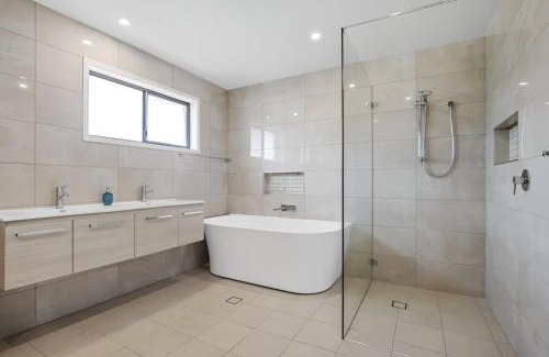 Surfside Casa | 100m to Beach&Shop Spacious Pristine One Story Family Home