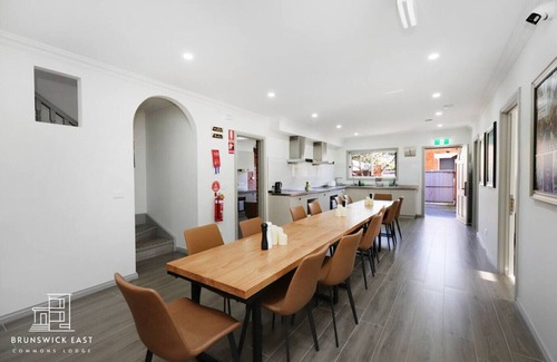 Brunswick East Hotel | 101 Luxe King BR w/ Fast WiFi - 18 mins tram to CBD