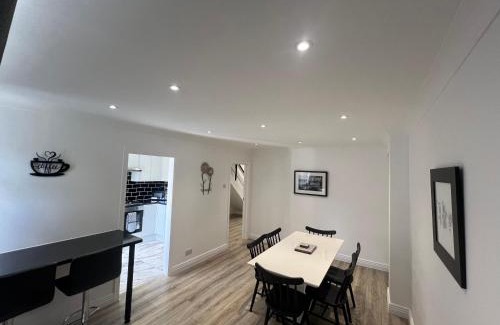 Stanford-le-Hope Casa | 101 Modern 4 Bedroom Home