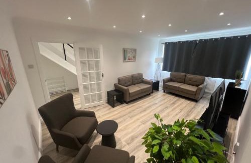 Stanford-le-Hope Casa | 101 Modern 4 Bedroom Home