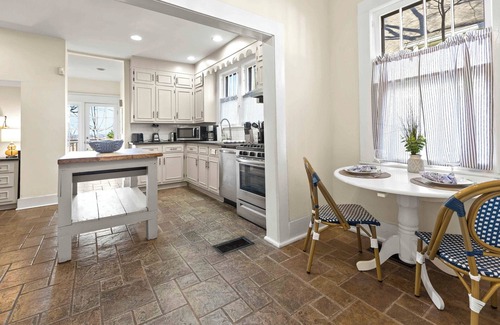 Central City Casa | 101 Year Old Southern Charmer ~~HOT TUB~~ Great Location