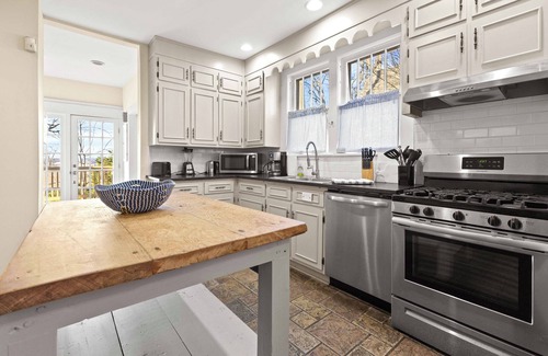 Central City Casa | 101 Year Old Southern Charmer ~~HOT TUB~~ Great Location