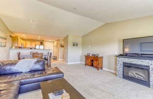 Westport Condominio | 1035 Burk's Beach House - all are welcome here