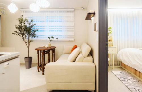 Yeonnam-dong Apartamento | #11월 할인#홍대ㆍ공항철도 #올리모델링#홍대입구역 도보9분#연트럴파크3분#무료짐보관# 6인#호텔침구#무료와이파이#세탁건조기#교통최고#넷플릭스