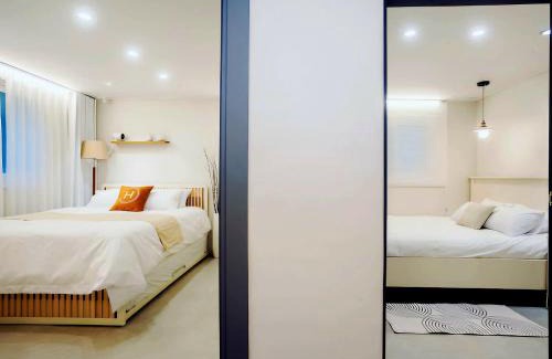 Yeonnam-dong Apartamento | #11월 할인#홍대ㆍ공항철도 #올리모델링#홍대입구역 도보9분#연트럴파크3분#무료짐보관# 6인#호텔침구#무료와이파이#세탁건조기#교통최고#넷플릭스