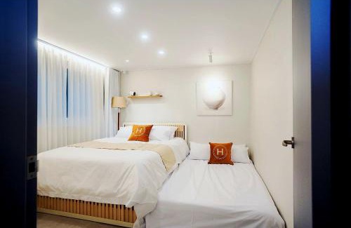 Yeonnam-dong Apartamento | #11월 할인#홍대ㆍ공항철도 #올리모델링#홍대입구역 도보9분#연트럴파크3분#무료짐보관# 6인#호텔침구#무료와이파이#세탁건조기#교통최고#넷플릭스