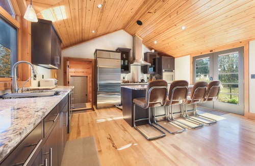 Fennville Cabina | 11 Acre Wood - Cabin getaway - fishing/swimming pond - hot tub