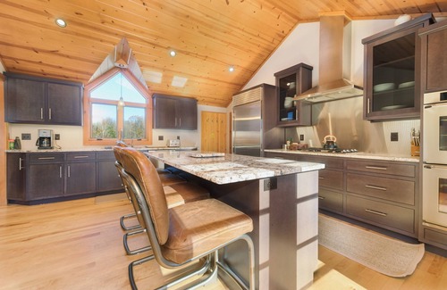 Fennville Cabina | 11 Acre Wood - Cabin getaway - fishing/swimming pond - hot tub