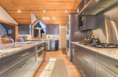 Fennville Cabina | 11 Acre Wood - Cabin getaway - fishing/swimming pond - hot tub