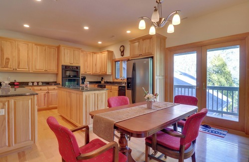 Highlands Apartamento | 11 Mi to Ski Sapphire: 'Heaven South' Apt w/ Porch
