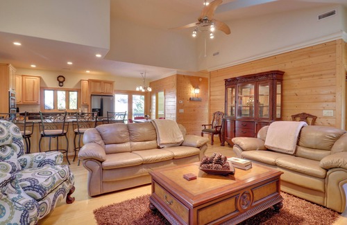 Highlands Apartamento | 11 Mi to Ski Sapphire: 'Heaven South' Apt w/ Porch