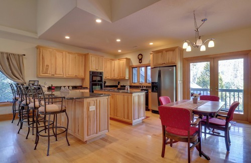 Highlands Apartamento | 11 Mi to Ski Sapphire: 'Heaven South' Apt w/ Porch