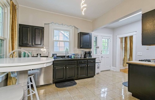 Norfolk Casa | 111) Massive 6 bedroom home with a Pool!