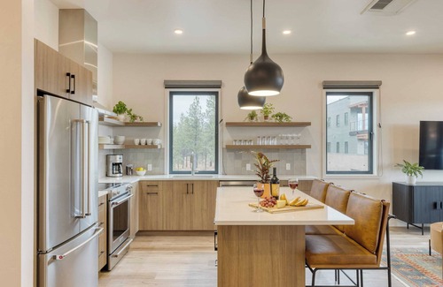 Bend Cabaña | 1115 Aerie Buyout 2 Units, Near Downtown Hot Tub + Mountain View