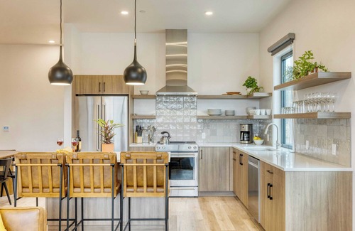 Bend Cabaña | 1115 Aerie Buyout 2 Units, Near Downtown Hot Tub + Mountain View