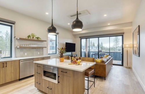 Bend Cabaña | 1115 Aerie Buyout 2 Units, Near Downtown Hot Tub + Mountain View