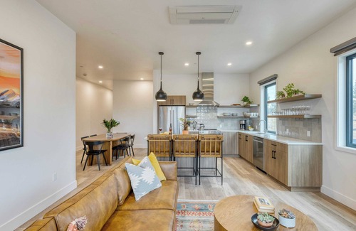 Bend Cabaña | 1115 Aerie Buyout 2 Units, Near Downtown Hot Tub + Mountain View