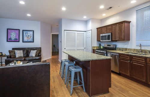 Wrightwood Neighbors Casa | 1147 bldg - Lincoln Park: Walk to Wrigley, the Lincoln Park and Beach!