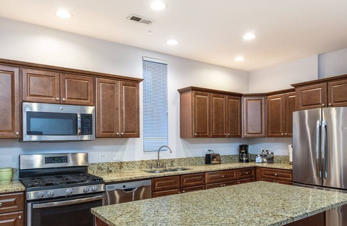 Wrightwood Neighbors Casa | 1147 bldg - Lincoln Park: Walk to Wrigley, the Lincoln Park and Beach!