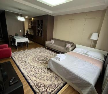 Almaty District Apartamento | 12эт ТОП ЛОКАЦИЯ посольство США до 6 гостей с 2мя кроватями, диваном и 2мя санузлами в Хайвилле