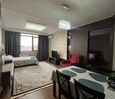 Almaty District Apartamento | 12эт ТОП ЛОКАЦИЯ посольство США до 6 гостей с 2мя кроватями, диваном и 2мя санузлами в Хайвилле